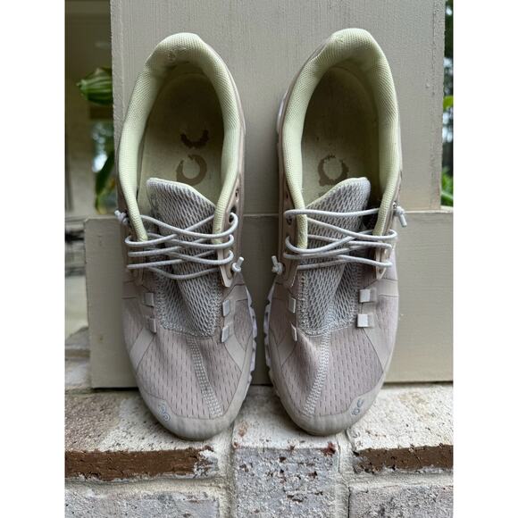 On Cloud Shoes-Size 7.5 - Picture 3 of 8